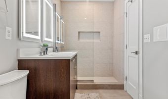 1102 S HIGHLAND St 3, Arlington, VA 22204