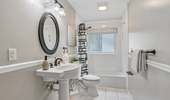 318 Algonquin Dr, Ballwin, MO 63011