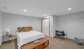 947 11th Ave SE, Altoona, IA 50009