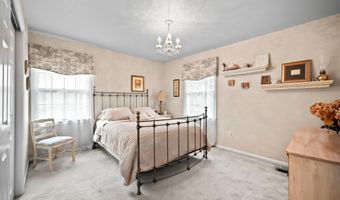 2 Independence Dr, Aberdeen, NJ 07747