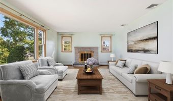 83 FESSENDEN St, Warwick, RI 02886