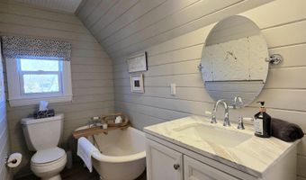 206 Edgewater Dr, Algonac, MI 48001
