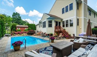 9 Wilshire Ln, Cranston, RI 02921
