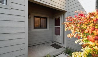 747 Peninsula Ct, Ann Arbor, MI 48105