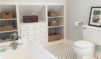 19 Stockholm St, Newport, RI 02840