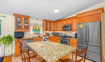 82 Hope Rd, Cranston, RI 02921