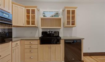 82 Van Zandt Ave, Newport, RI 02840