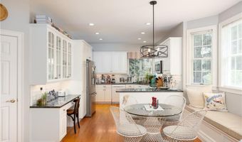 167 Meadow Ln, Middletown, RI 02842