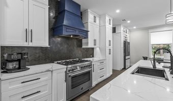 129 Magnolia Ln, Middletown, NJ 07748