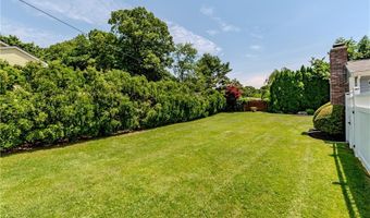 7 Oakcrest Dr, North Providence, RI 02904