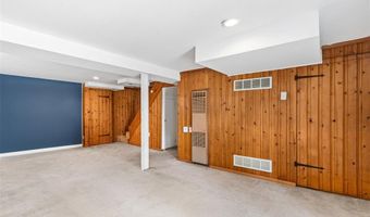 7133 Circleview Dr, Affton, MO 63123