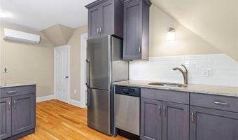 17 Everett St, Newport, RI 02840