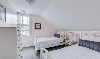 40 Holland St, Newport, RI 02840