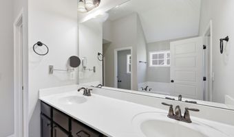 107 Walkabout Dr, Aberdeen, NC 28315
