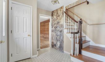 10 Tanglewood Dr, Danbury, CT 06811