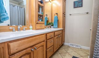 1977 Country Ln, Aberdeen, SD 57401