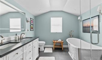 123 Beacon St, Middletown, RI 02842
