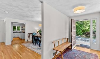 6 North Ln, Barrington, RI 02806