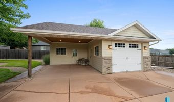 304 S Country Club Ave, Brandon, SD 57005