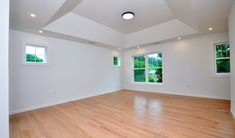 81 Club Dr, Berlin, CT 06037