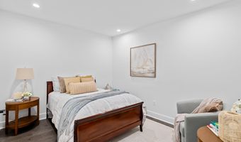 2550 FARMSTEAD Dr, Rockville, MD 20850