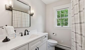 4 Victoria Ln, Falmouth, ME 04105