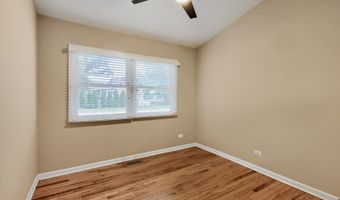 17 Willow St, Algonquin, IL 60102
