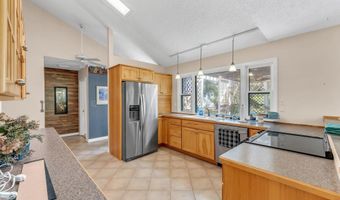 662 E 1452 Rd, Baldwin City, KS 66006