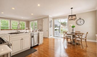 71 Compton St, Belford, NJ 07718