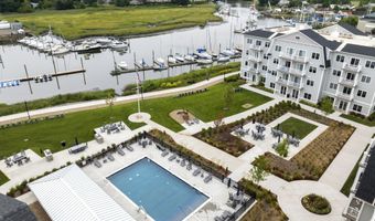 1 Indian Neck Ave APT 6, Branford, CT 06405