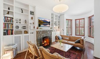 210 8TH St SE, Washington, DC 20003