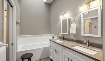 35 Ridgeview Circle Ct, Ballwin, MO 63021