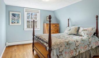 32 Tanglewood Trl, Narragansett, RI 02882