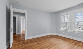 94 E Main Rd, Middletown, RI 02842