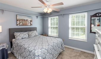 1915 Fox Pointe Dr, Arnold, MO 63010
