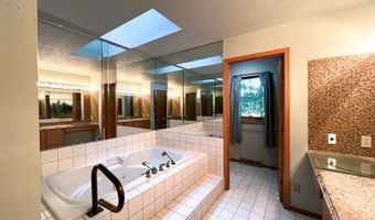 457 E Pioneer Trl, Aurora, OH 44202