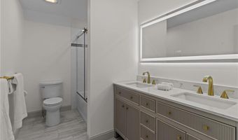 8 J H Dwyer Dr, Middletown, RI 02842