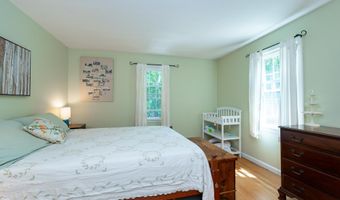 28 Woodland Dr, Amherst, NH 03031