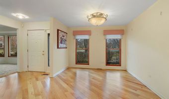 2060 N Charter Point Dr, Arlington Heights, IL 60004