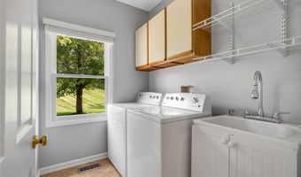 821 Heatherhaven Dr, Ballwin, MO 63011