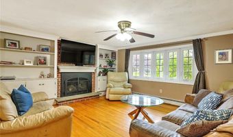 4 Johnson Ct, Bristol, RI 02809