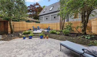 5 Tews Ct, Newport, RI 02840