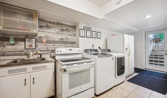 7600 CHARLESTON Dr, Bethesda, MD 20817