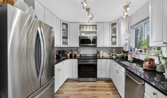 800 Whispering Village Cir, Ballwin, MO 63021
