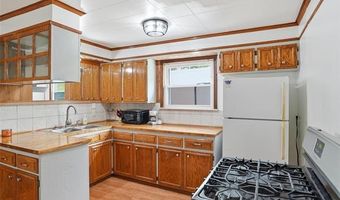 918 Columbia St, Algonac, MI 48001