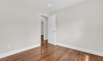 11 W Park Ave, Belford, NJ 07718