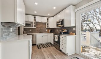 712 Garnet Dr, Ames, IA 50010