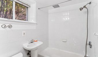 5813 MIDHILL St, Bethesda, MD 20817