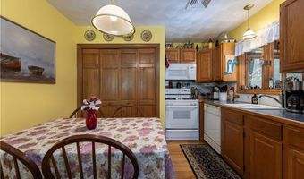 8 Robin Dr, North Kingstown, RI 02852