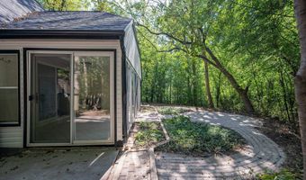 8 HILLTOP Ct, Appleton, WI 54914